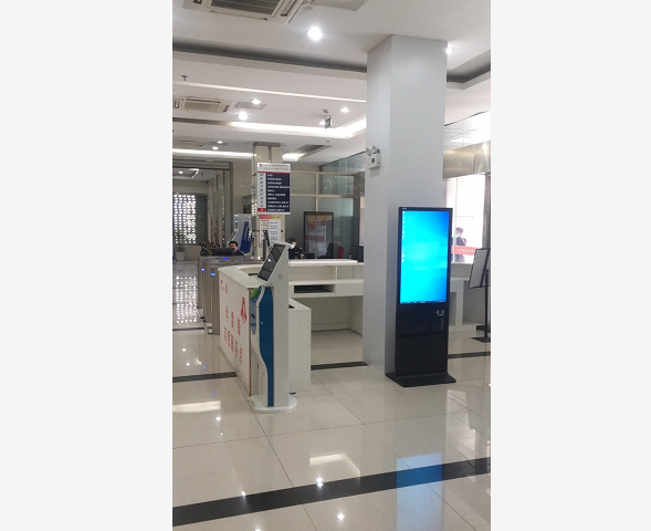 宣城涇縣政務(wù)中心43寸立式查詢機，帶刷二代身份證功能